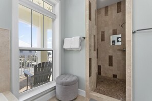Combined shower/tub, towels