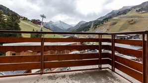 A balcony with a view of a mountainous landscape, wooden railings, and a concrete floor. - 20m from ski slopes, 3rd floor, view mountain, balcony, ski locker, 24m², Méribel-Mottaret (Méribel - Les Allues)
