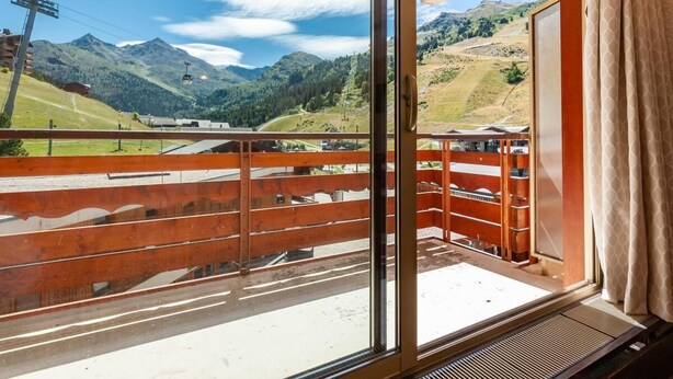 A balcony with a view of mountains and a ski lift. - 20m from ski slopes, 3rd floor, view mountain, balcony, ski locker, 24m², Méribel-Mottaret (Méribel - Les Allues)