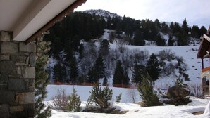 A snowy mountain landscape with a stone wall and a wooden structure. - 150m from shops, view parking, balcony, tv, 44m², Méribel-Mottaret (Méribel - Les Allues)