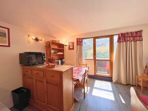 Interior - 300m from shops, 5th floor, view mountain, balcony, tv, ski locker, 24m², Les Menuires (Les Menuires)