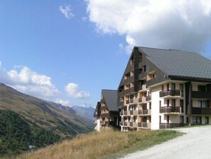 Exterior - 300m from shops, 5th floor, view mountain, balcony, tv, ski locker, 24m², Les Menuires (Les Menuires)