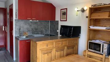 Fridge, microwave, oven, coffee/tea maker