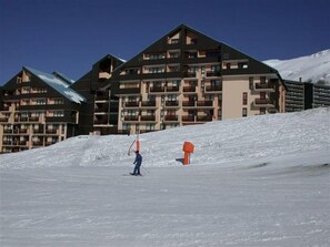 Exterior - 300m from shops, 5th floor, view mountain, balcony, tv, ski locker, 24m², Les Menuires (Les Menuires)
