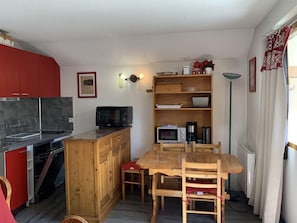Fridge, microwave, oven, coffee/tea maker - 300m from shops, 5th floor, view mountain, balcony, tv, ski locker, 24m², Les Menuires (Les Menuires)