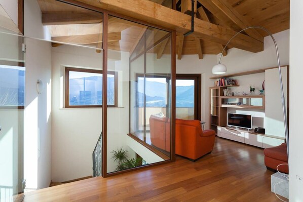 House | Living room | 30-inch TV with cable channels, fireplace - Beautiful 4 bed House in Urbino in the Marche (Urbino)