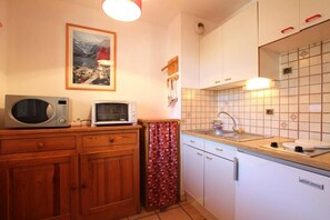 Kjøleskap, mikrobølgeovn, ovn og kaffetrakter/tekoker