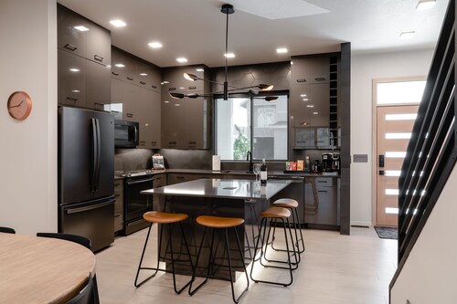 Luxury Stand Alone Condo, Minutes from Downtown Bozeman, Garage & Outdoor Patio