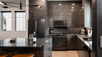 Réfrigérateur, micro-ondes, four, plaque de cuisson