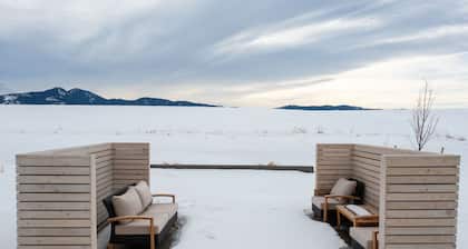 Luxury Stand Alone Condo, Minutes from Downtown Bozeman, Garage & Outdoor Patio