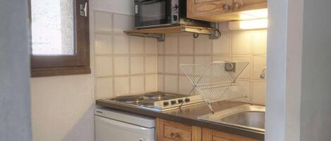 Fridge, microwave, oven, coffee/tea maker