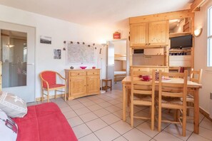 A compact, well-lit room with a kitchenette, a dining area, and a bed. - 200m from resort center, 3rd floor, view mountain, balcony, tv, 33m², Serre Chevalier (Briançon)