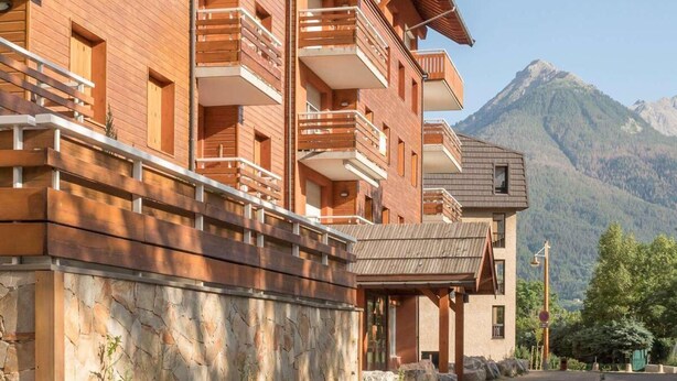 A multi-story hotel with wooden balconies and a mountain view. - 350m from ski slopes, 2nd floor, balcony, tv, 36m², Serre Chevalier (Briançon)
