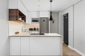 Réfrigérateur, micro-ondes, four, plaque de cuisson