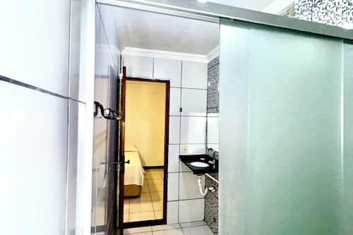 Doppia Standard | Bagno | Doccia, asciugacapelli, asciugamani, sapone