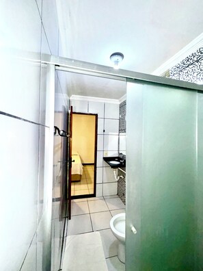 Habitación doble estándar | Baño | Regadera, secadora de cabello, toallas, jabón 