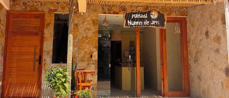 Vista frontal de la propiedad