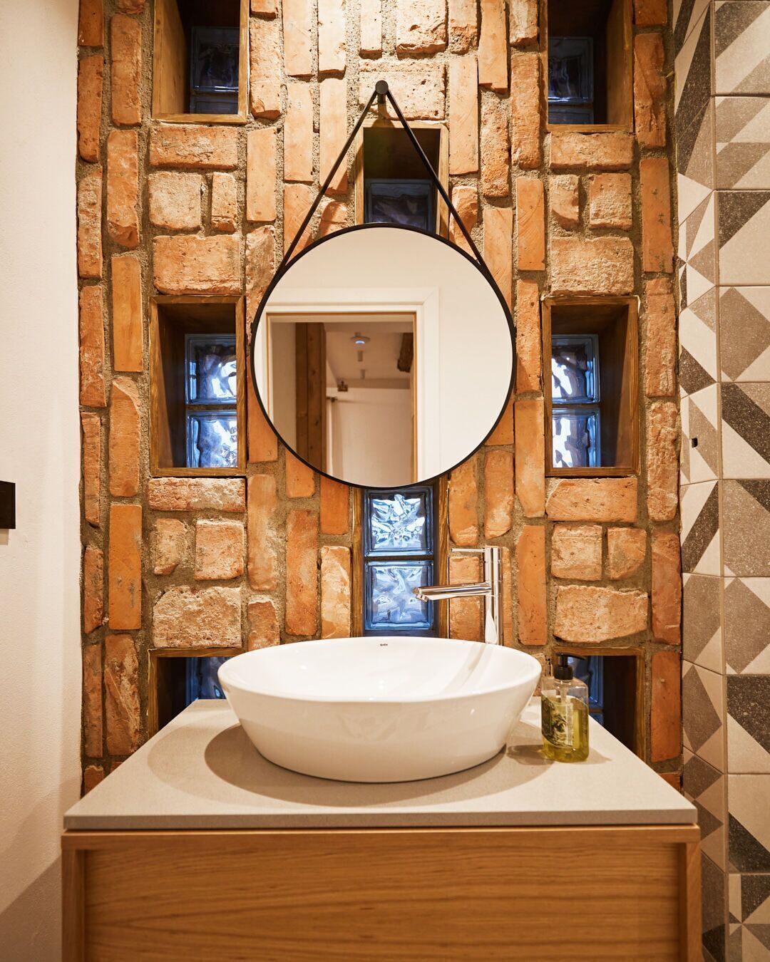 Bañera, secador de pelo, bidé y toallas