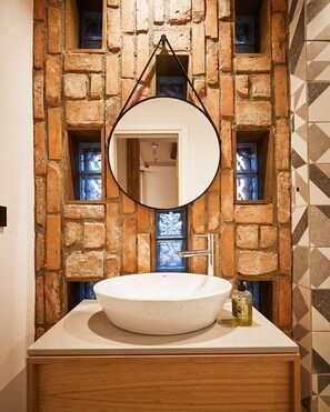 Tina, secadora de cabello, bidet, toallas 