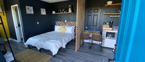 1 室のベッドルーム、デスク、アイロン / アイロン台、WiFi (無料)