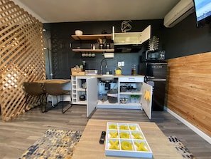 Frigorifero, microonde, piano cottura, macchina per tè/caffè