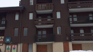 A multi-story building with balconies and a snow-covered ground. - 300m from resort center, 2nd floor, view ski slopes, balcony, tv, ski locker, 27m², Valmorel (Valmorel)