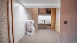 A compact kitchenette with a coffee maker, a sink, and cabinets. - 300m from resort center, 2nd floor, view ski slopes, balcony, tv, ski locker, 27m², Valmorel (Valmorel)