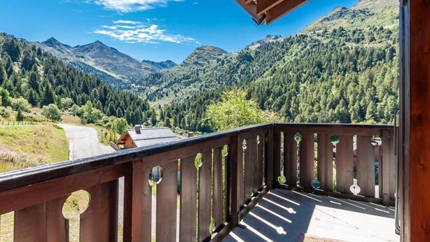 A balcony with a view of a mountain landscape. - 175m from shops, 3rd floor, view mountain, balcony, tv, 60m², Méribel-Mottaret (Méribel - Les Allues)