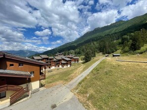 Exterior - 100m from shops, 3rd floor, view building, balcony, tv, ski locker, 38m², Valmorel (Valmorel)