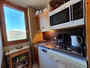 Fridge, oven, coffee/tea maker, toaster - 80m from ski slopes, 1st floor, view mountain, balcony, tv, ski locker, 26m², Montchavin La Plagne (La Plagne)