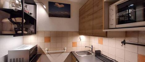 Réfrigérateur, micro-ondes, four, cafetière/bouilloire