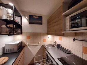 Fridge, microwave, oven, coffee/tea maker