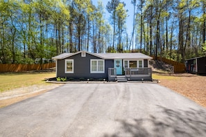 Exterior - Woodstock Charm- 2 min to downtown Woodstock & Pet Friendly! (Woodstock)