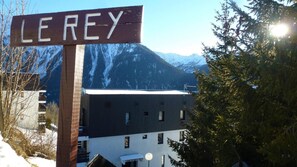 Exterior - 100m from ski slopes, 5th floor, view mountain, balcony, parking, tv, ski locker, 35m² (Peisey-Nancroix)