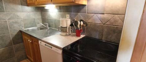 ثلاجة، ميكروويف، فرن، غسالة أطباق