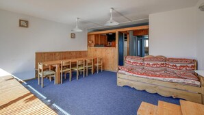 A compact living space with a dining area, a sofa, and a kitchenette. - 50m from ski slopes, 7th floor, balcony, tv, 60m², Les Arcs (Les Arcs)