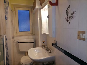 Douche, baignoire à jets, sèche-cheveux, serviettes fournies