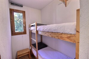 Room - 150m from ski slopes, 4th floor, view mountain, balcony, tv, ski locker, 22m², Peisey-Vallandry (Landry)