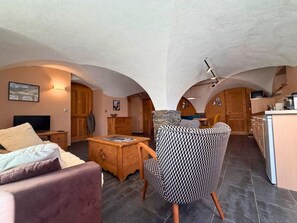 TV - Chalet, 300m from ski lifts, Ground floor, view mountain, fireplace or stove, tv, ski locker, 57m² (Saint-Martin-de-Belleville)