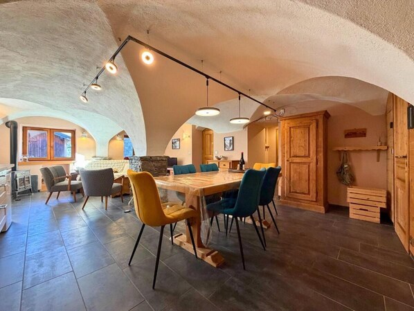 Dining - Chalet, 300m from ski lifts, Ground floor, view mountain, fireplace or stove, tv, ski locker, 57m² (Saint-Martin-de-Belleville)