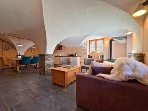TV - Chalet, 300m from resort center, Ground floor, view mountain, fireplace or stove, tv, 57m² (Saint-Martin-de-Belleville)