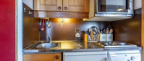 Fridge, oven, coffee/tea maker, toaster