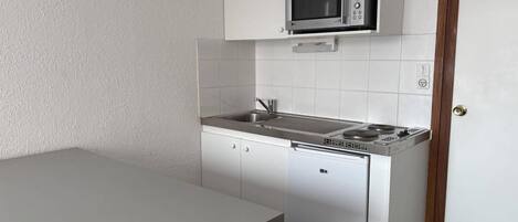 Fridge, microwave, coffee/tea maker, toaster