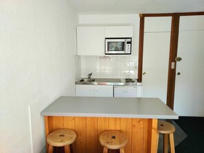Fridge, microwave, coffee/tea maker, toaster - 30m from ski slopes, 1st floor, view parking, tv, 16m², La Plagne (La Plagne)