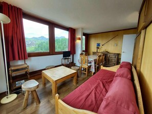 Living area - Resort center, 15th floor, view mountain, balcony, tv, 39m², La Plagne (La Plagne)