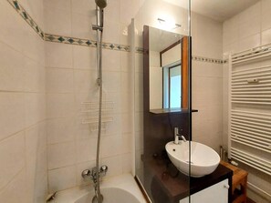 Bathroom - 30m from ski slopes, 15th floor, view mountain, balcony, tv, 39m², La Plagne (La Plagne)