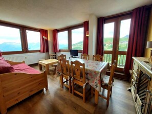 Dining - Resort center, 15th floor, view mountain, balcony, tv, 39m², La Plagne (La Plagne)
