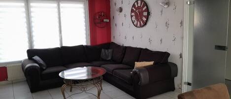 Smart TV, DVD player, books, stereo