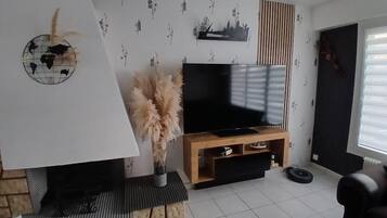 Smart-tv, een dvd-speler, boeken en een stereo