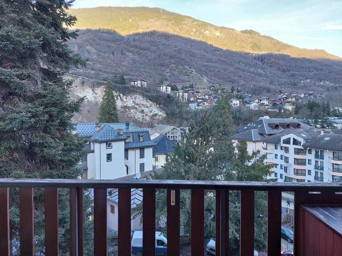 Zona residenziale con case sullo sfondo di una montagna.